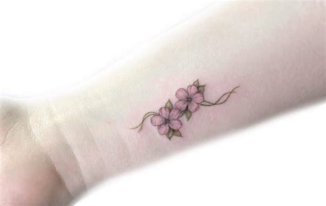 Tatuaggi con i fiori: idee e significati